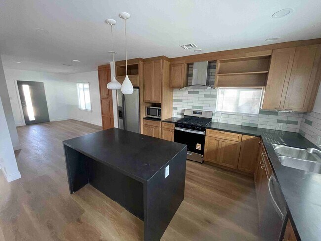 Foto del edificio - COMPLETELY REMODELED HOME IN QUIET AREA!