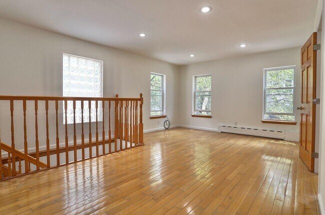 Foto del edificio - 108 Hutton St