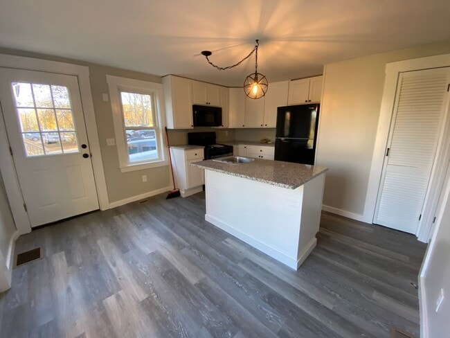 Building Photo - Recently Remodeled one bedroom with large kitchen