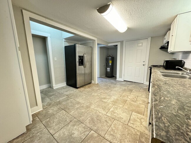 Building Photo - Renovated 3/2 for rent