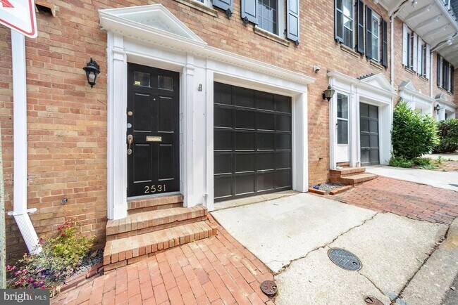 Foto del edificio - 2531 Queen Annes Ln NW