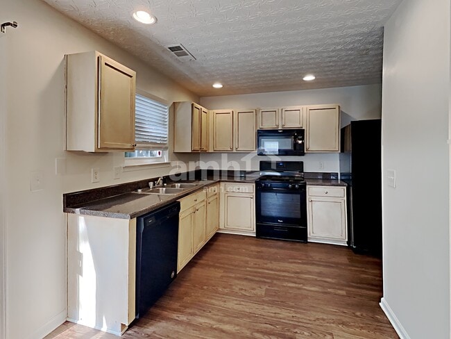 Building Photo - 330 Meadows Ln