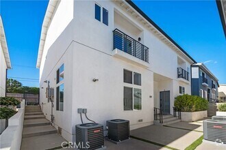 Building Photo - 7127 S La Cienega Blvd