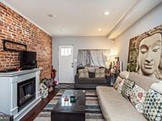 Building Photo - Gorgeously Renovated Upper Fells Point 2bd...