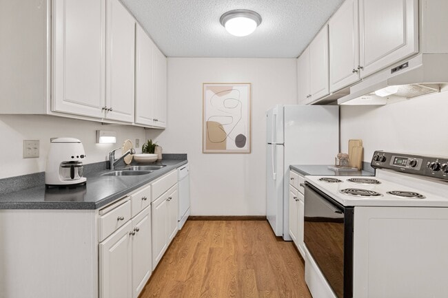 Building Photo - Plymouth Pointe