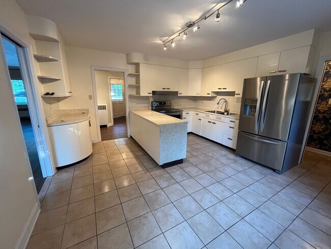Foto del edificio - 3323 Lakeshore Dr