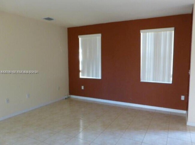 Foto del edificio - 641 E Mowry Ct
