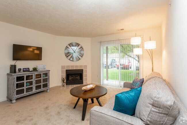 1BR, 1BA - 730 SF - Living Room - Rock Creek Apartments