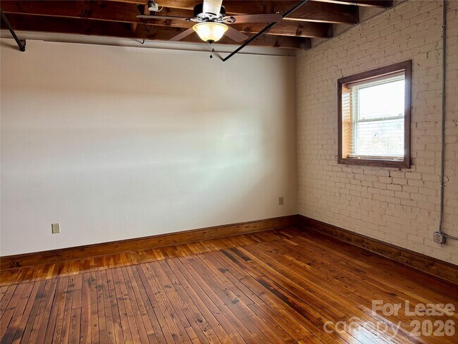 Foto del edificio - 235 E Main St