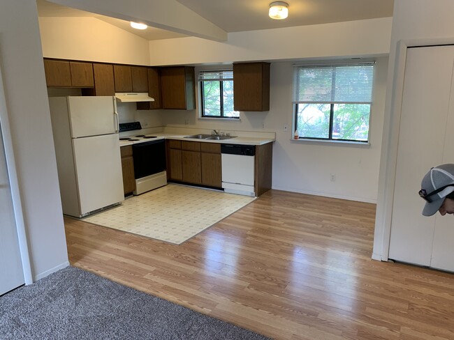 Kitchen and Dinette - 40804 Highpointe Dr