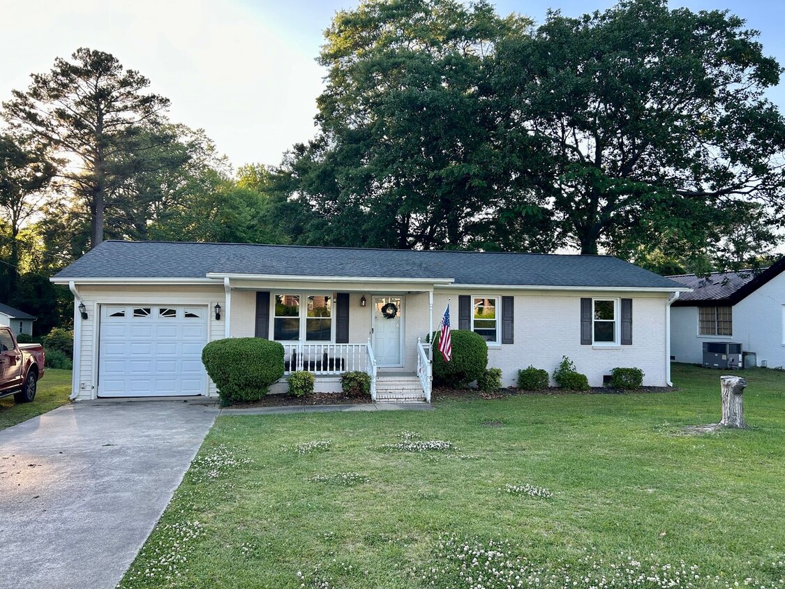 Foto principal - WELCOME HOME! 3 BR | 2.5 BA Ranch w/ Garag...