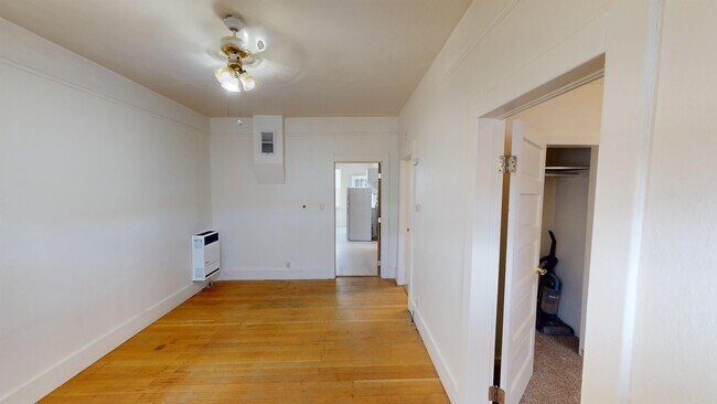 Building Photo - 570 Silver St