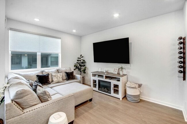 Building Photo - Three-Story 2 Bedroom/2.5 Bathroom "Nova a...