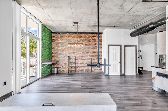 Foto del edificio - 2100 Van Buren St