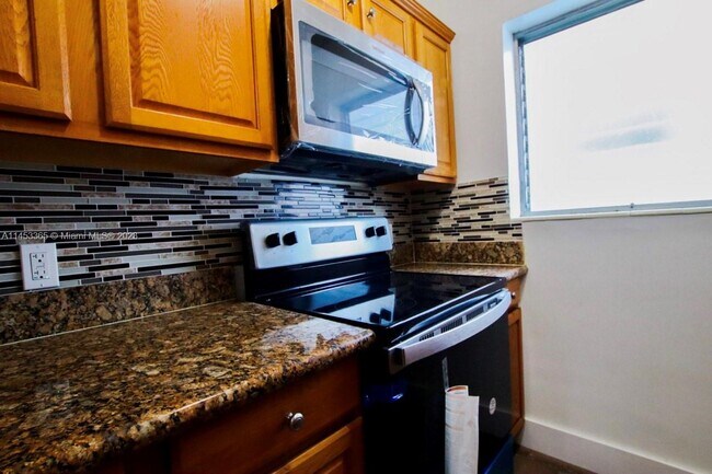 Foto del edificio - 8132 Harding Ave