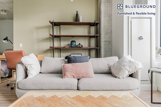 Building Photo - 165 N Desplaines St