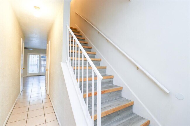 Building Photo - 13537 Castilian Dr