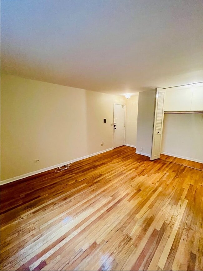 Building Photo - 535 W Briar Pl