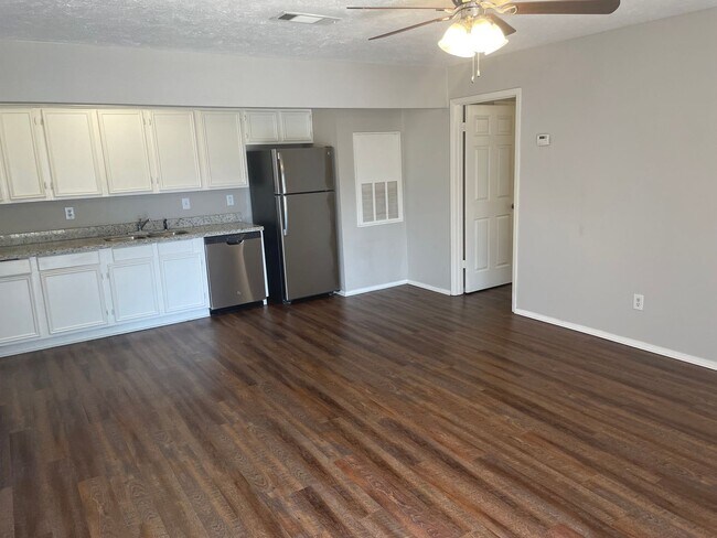 Foto del edificio - JULY PRE-LEASE  Spacious Updated 2 Bed 2 B...