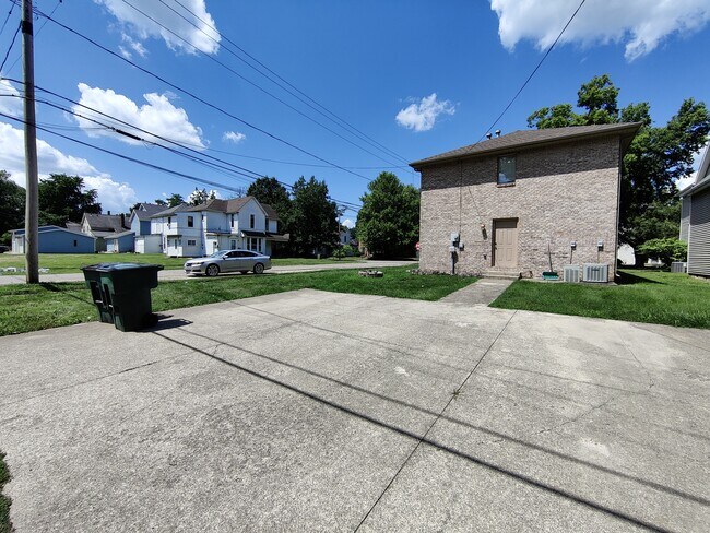 Foto del edificio - 825 W University Ave