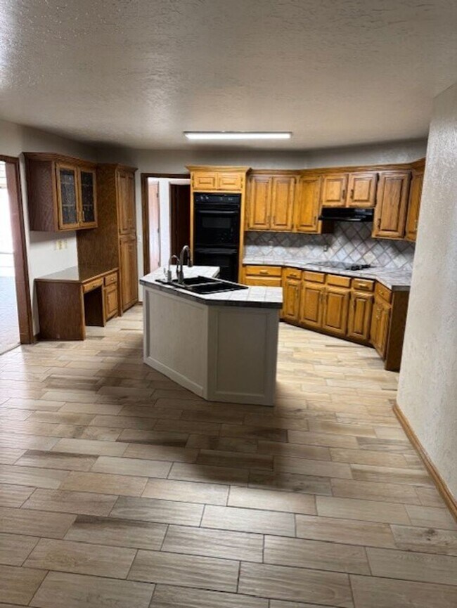 Building Photo - 4 bedroom 2 1/2 bath 3 car garage home