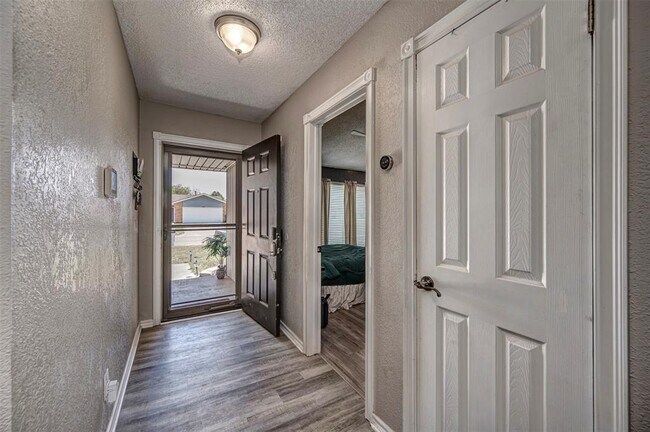 Foto del edificio - 8421 Woodhue Dr