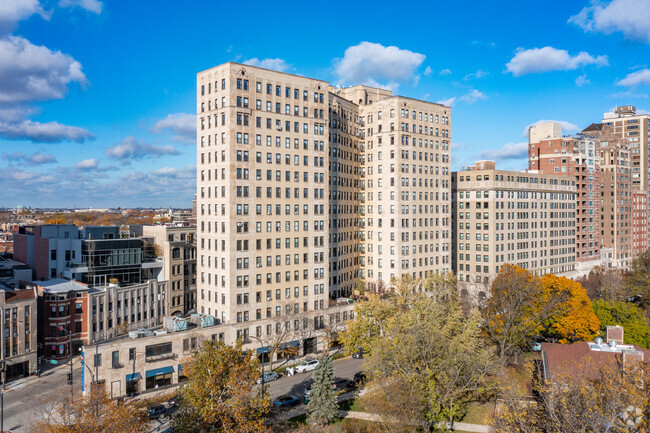 Building Photo - 2000 N Lincoln Park W