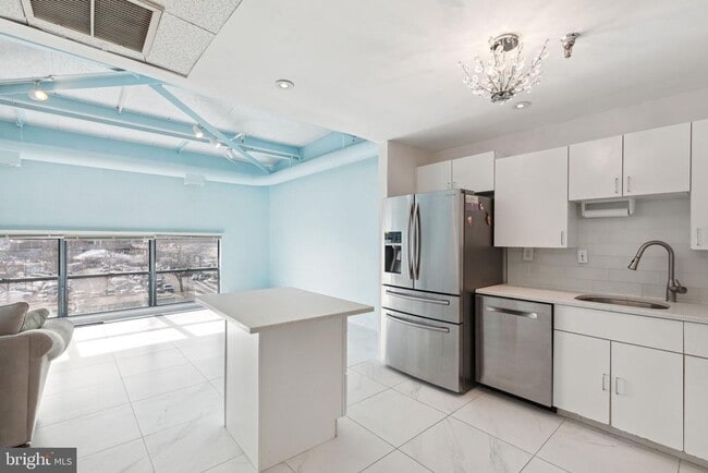 Building Photo - 3 N Christopher Columbus Blvd