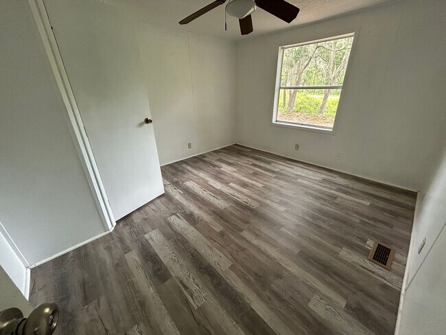 Foto del edificio - 40247 Mathews Rd
