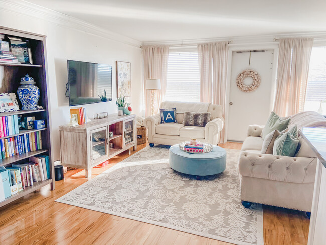 Alternate Entryway view--living area - 4501 Arlington Blvd