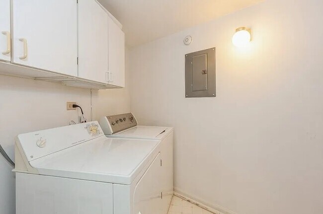 Building Photo - 511 Aurora Ave