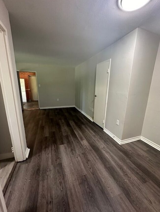 Building Photo - 2112 Riverside Dr