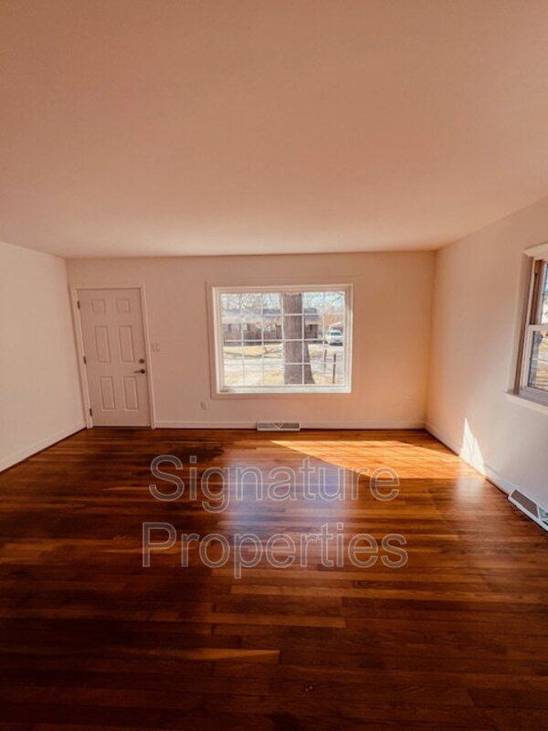 Building Photo - 211 Deerfield Dr