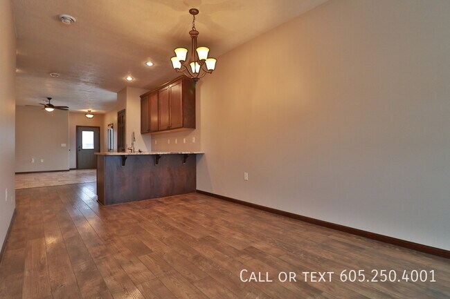 Building Photo - Elegant 2 Bedroom 2 Bathroom Twin Home in ...