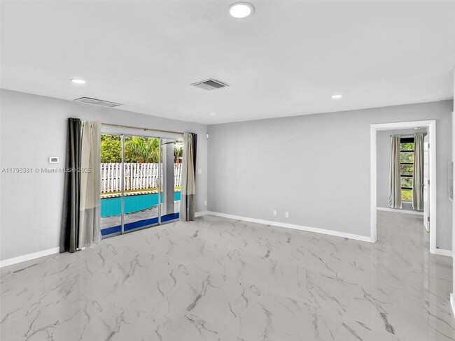 Foto del edificio - 1281 SW 32nd St