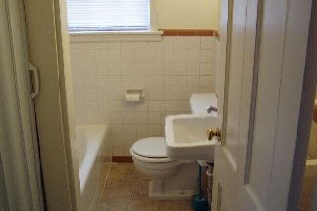 Foto del edificio - 3313 Old Forest Rd