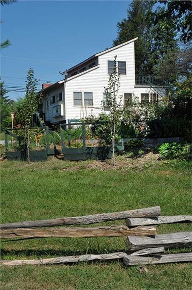 Foto del edificio - Unique 4 Bedroom with 2 Car Garage and out...