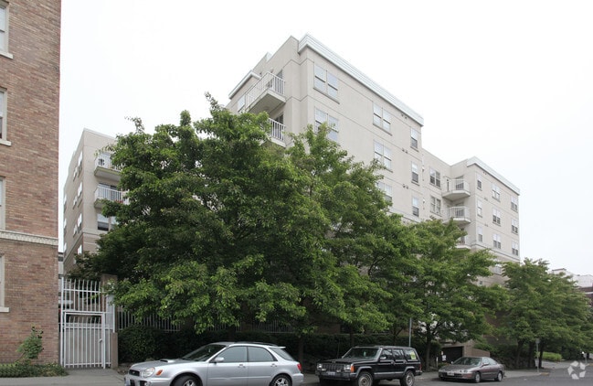 Building Photo - Ambassador 2