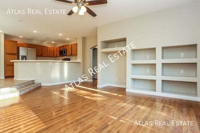 Foto del edificio - Spacious 2-Story Home with 5 Bedrooms! Nor...