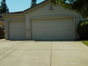 Building Photo - 634 Falling Rock Ct