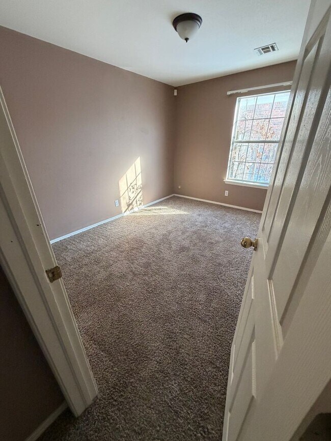 Foto del edificio - This charming single story 3 bedroom, 2 bath home with the convenience and an unbeatable location.