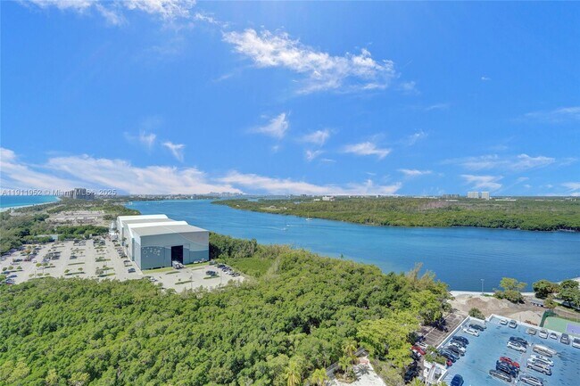 Foto del edificio - 100 Bayview Dr