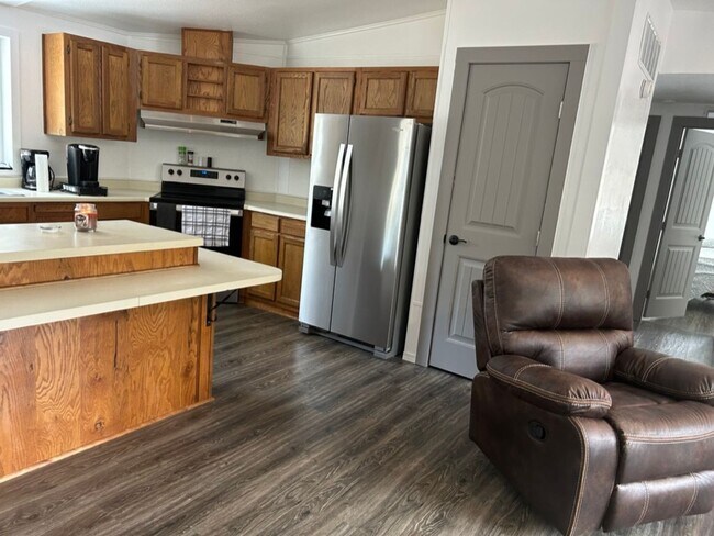 Building Photo - Large 3 Bedroom Home