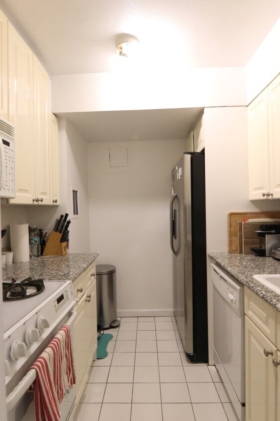 Building Photo - 1 Bedroom in a Doorman Building