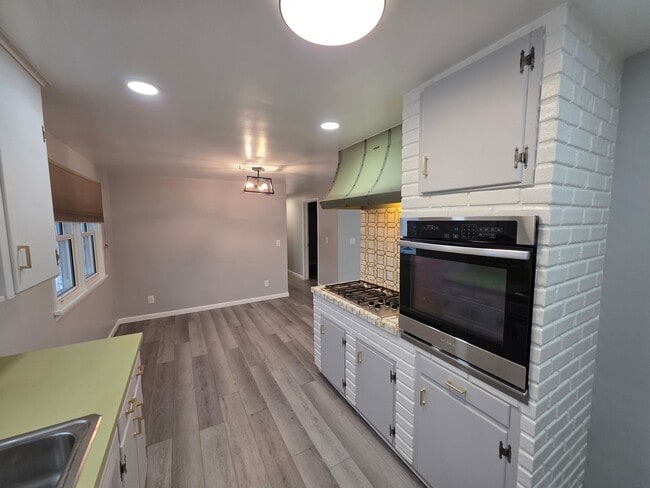 Building Photo - Available Now Great 3 Bedroom Ranch Home Close To Everything!