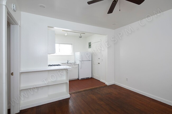 Building Photo - *OPEN HOUSE: 10/25 12:30-1:30PM* 1BR Betwe...
