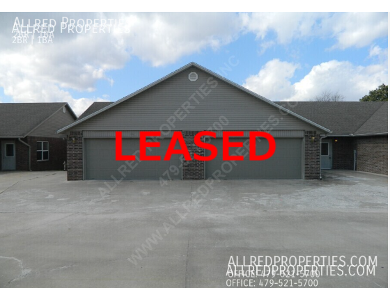 Foto principal - Large Duplex in Fayetteville/Elkins: