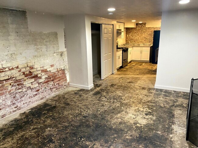 Building Photo - 41 E 200 N