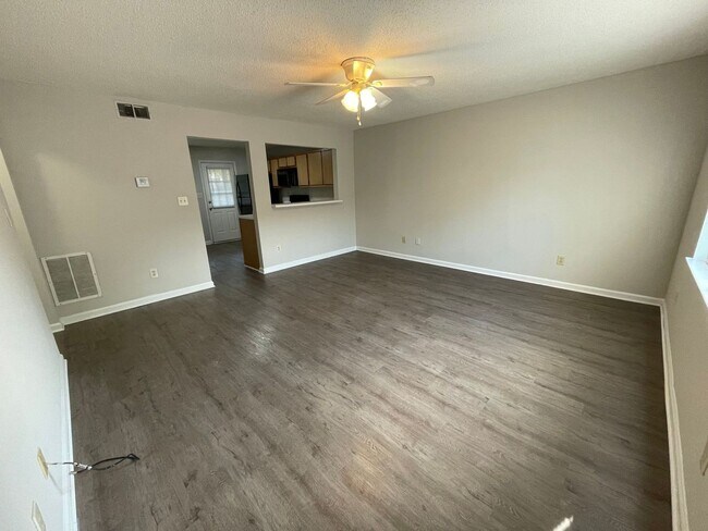 Foto del edificio - PRE-LEASING FOR AUGUST 2025! 1/2 OFF SECUR...