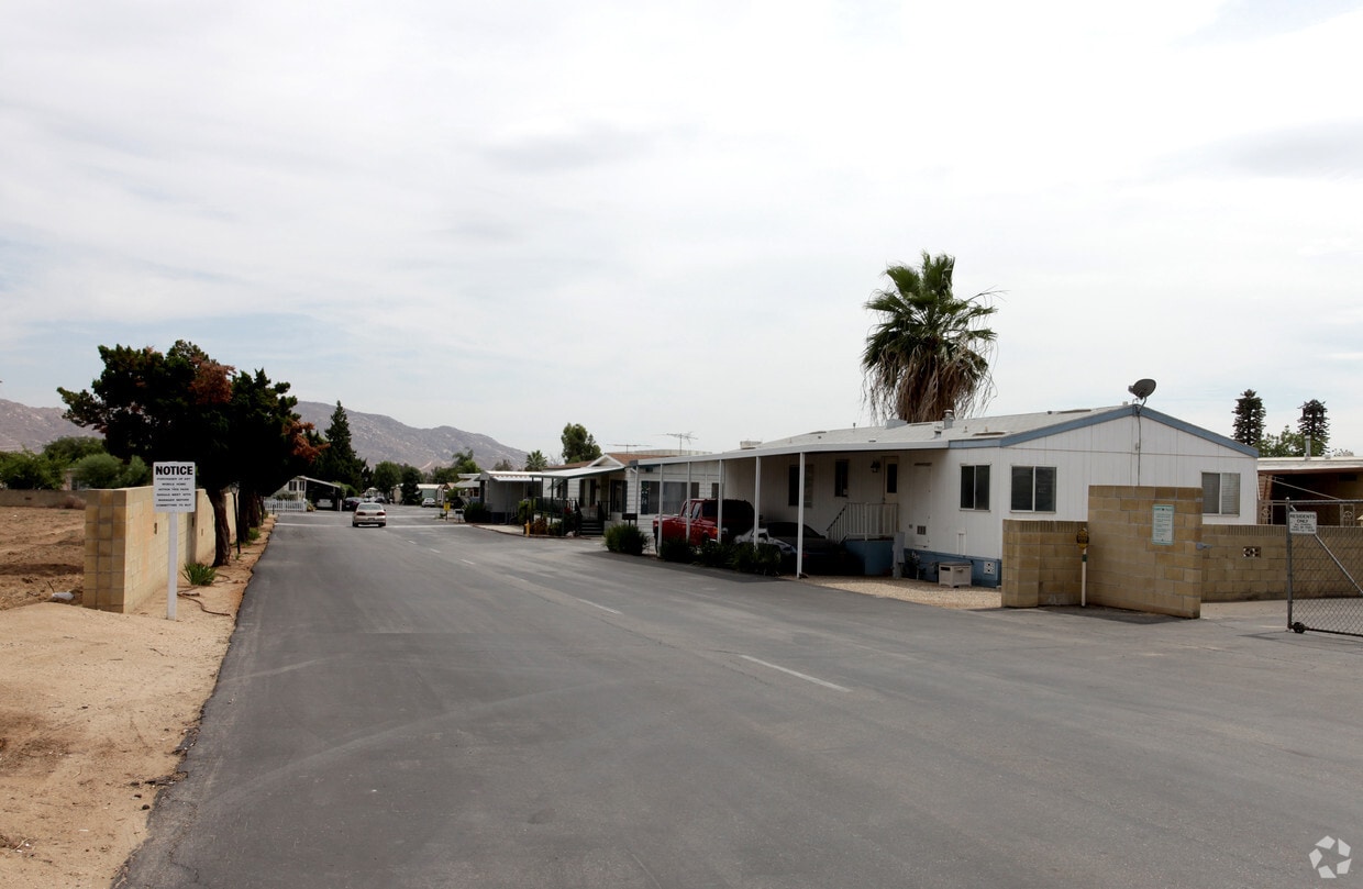 Country Squire Mobile Estates Apartments in Moreno Valley, CA